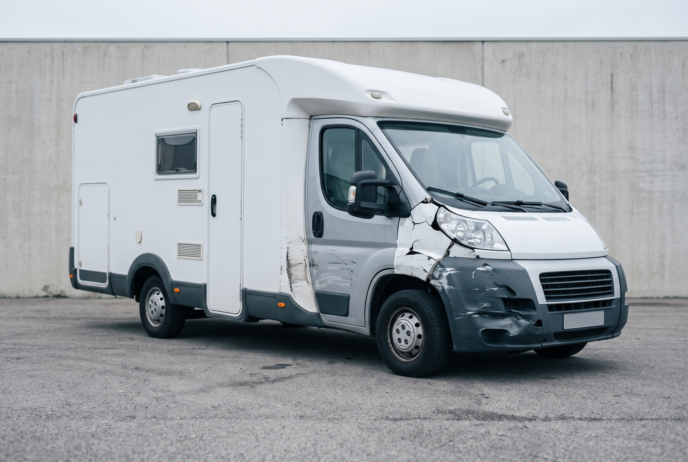 Wohnmobil mit Unfallschaden an der vorderen rechten Ecke