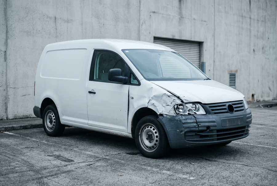 Transporter mit Unfallschaden an der vorderen rechten Ecke